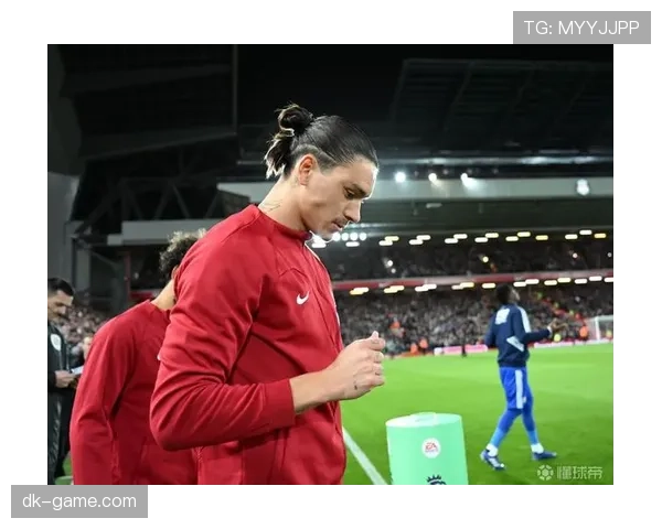 努涅斯展现独特射门技巧 引发媒体热议