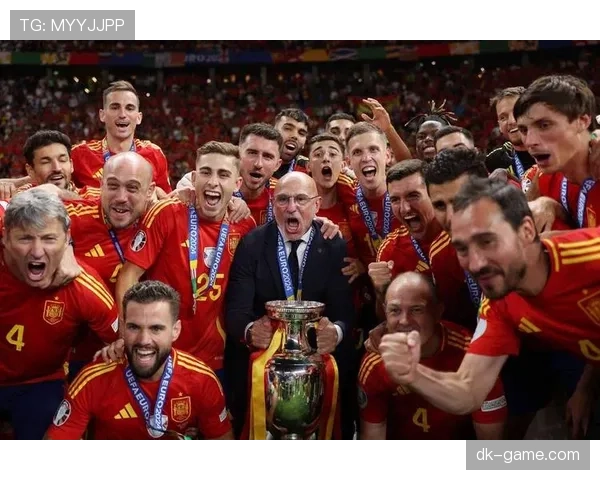 欧洲杯奖杯全球巡游盛大开启,球迷热情迎接足球盛宴 欧洲杯奖杯全球巡游盛大开启,球迷热情迎接足球盛宴