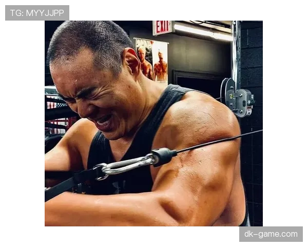 约书亚训练完顺手买了辆法拉利，说油费比蛋白粉便宜